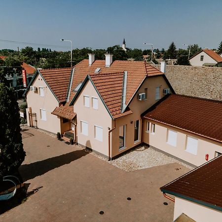 Hotel Aranyhíd Vendégház à Makó Extérieur photo