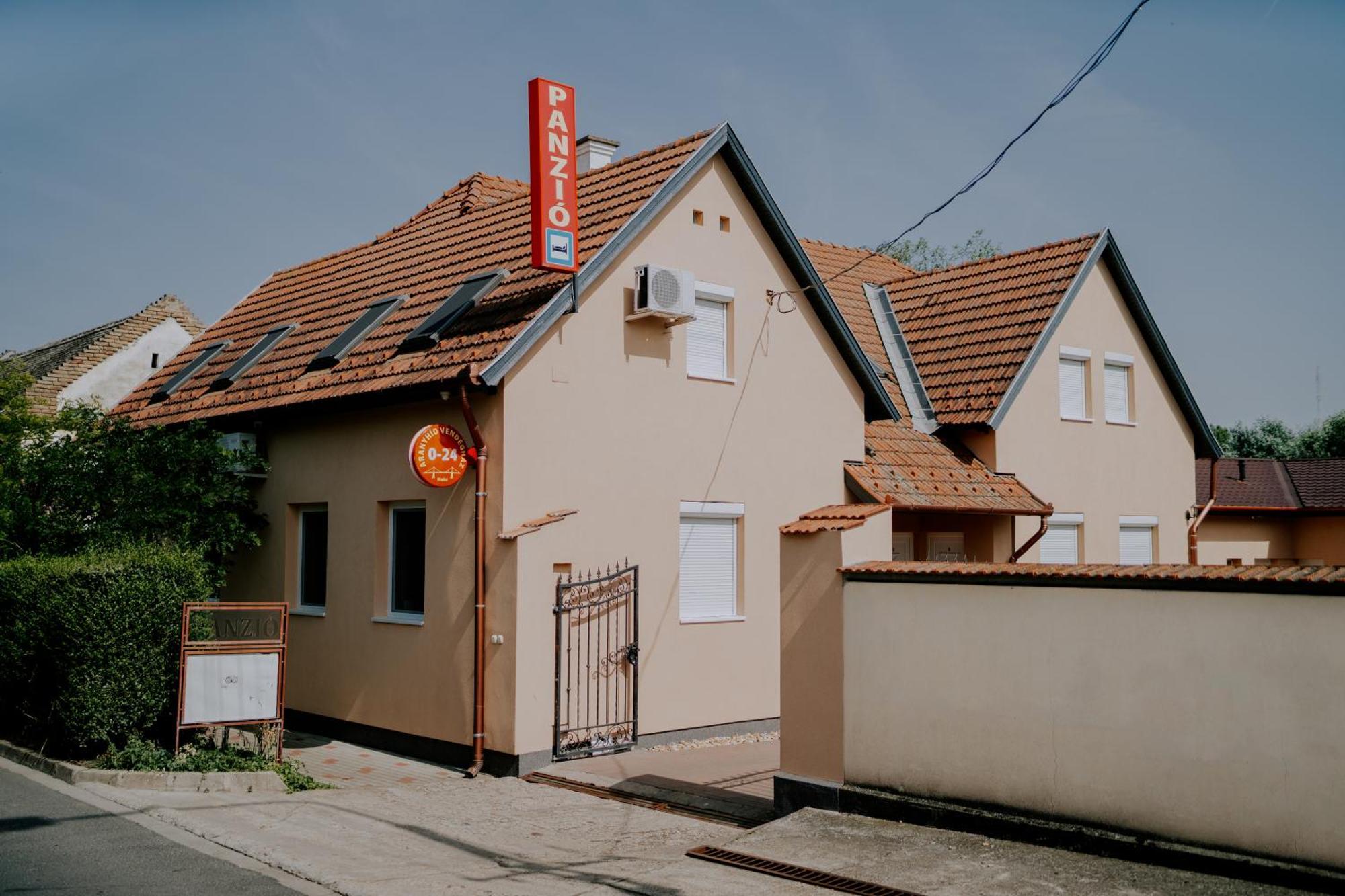 Hotel Aranyhíd Vendégház à Makó Extérieur photo